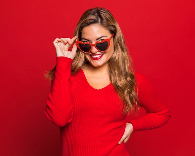 Free photo happy woman posing with sunglasses