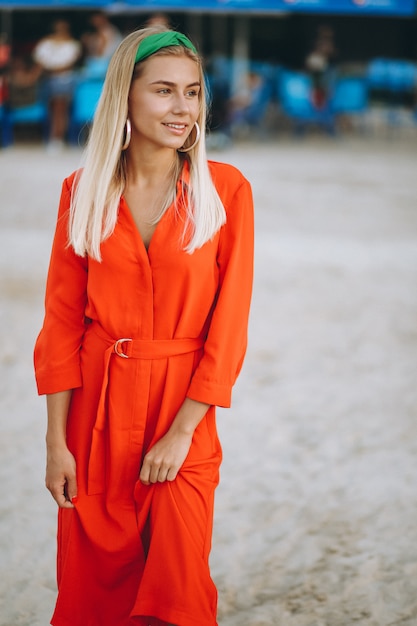 Foto gratuita donna felice in vestito rosso in vacanza