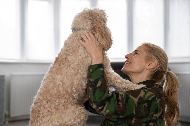 彼女の犬を見て幸せな女性