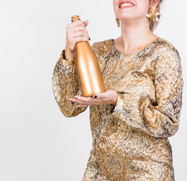 Счастливый женщина трясущая бутылка шампанского
