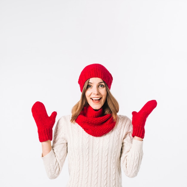 Foto gratuita donna felice in vestiti caldi