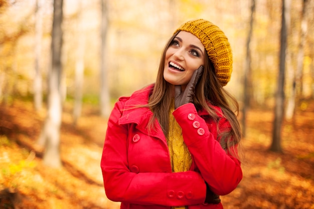 ファッションの秋の服を着て幸せな女性