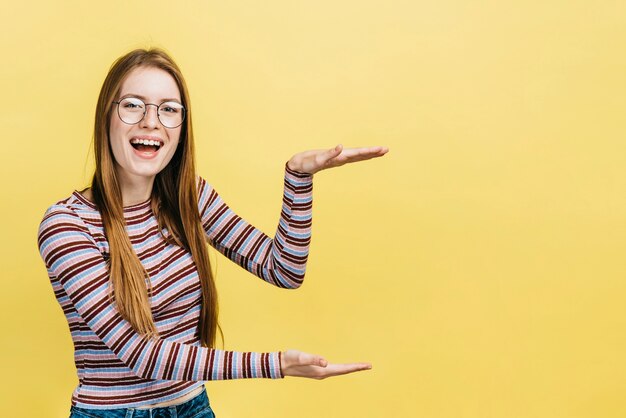 コピースペースで眼鏡をかけて幸せな女