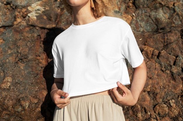 Free photo happy woman in white crop top outdoor photoshoot