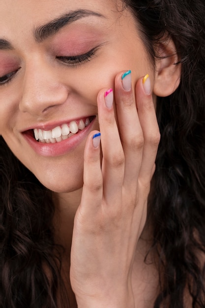 Foto gratuita donna felice con bella manicure da vicino