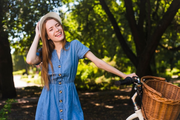 Donna felice con la bicicletta