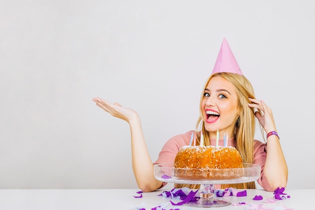 Donna felice con torta di compleanno