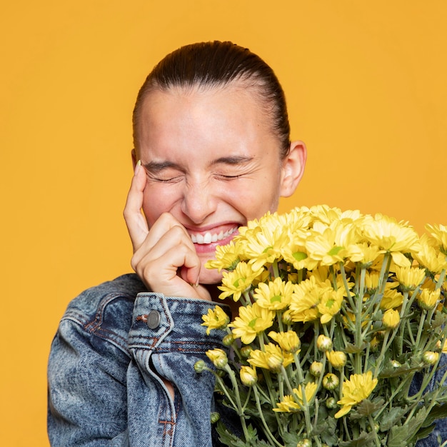 Бесплатное фото Счастливая женщина с букетом цветов