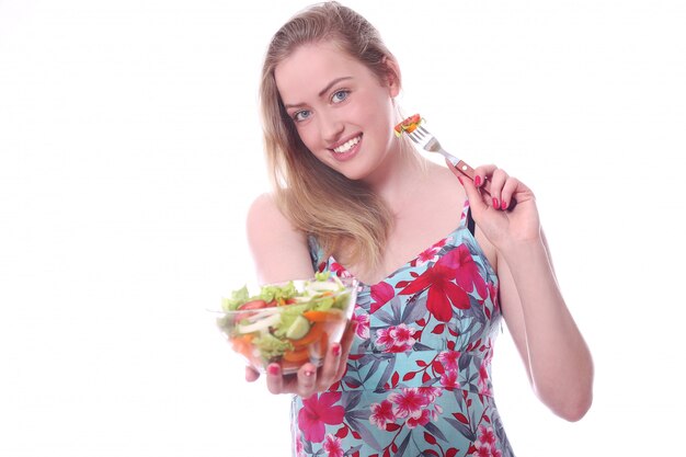 Счастливая женщина с миской свежего салата