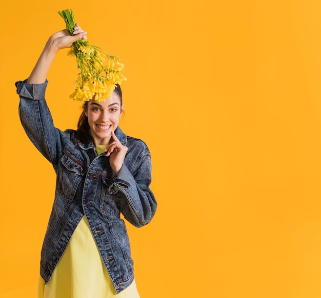 Foto gratuita donna felice con bouquet di fiori