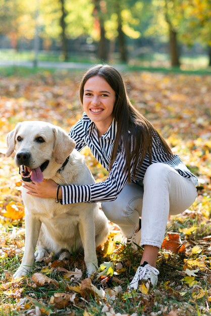 彼女のかわいい犬との幸せな女