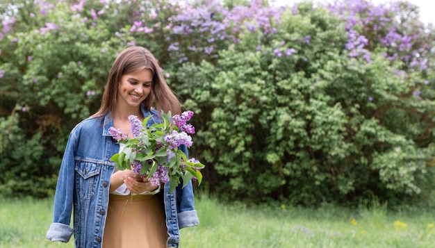 Foto gratuita donna felice con fiori lilla