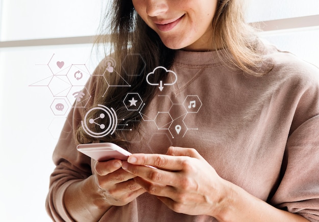 Foto gratuita donna felice con un telefono