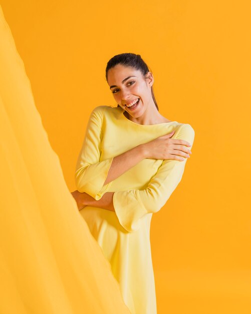 Счастливая женщина в желтом платье