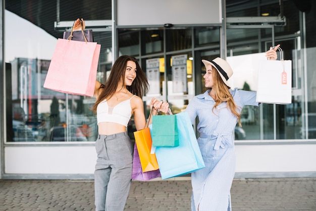 買い物後の幸せな女性