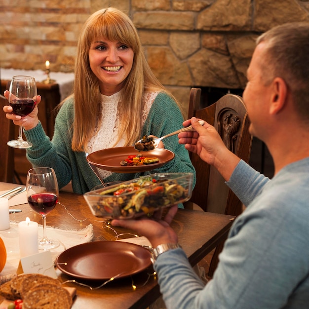 Donne felici che mangiano insieme