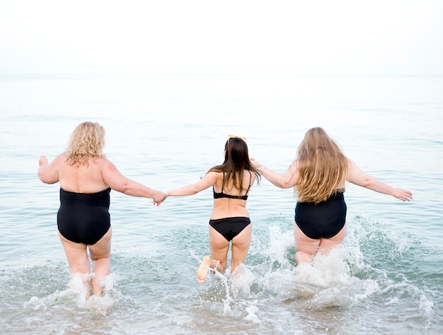 Бесплатное фото Счастливые женщины веселятся в воде
