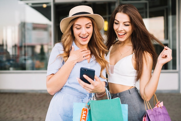 Le donne felici che guardano attraverso le foto