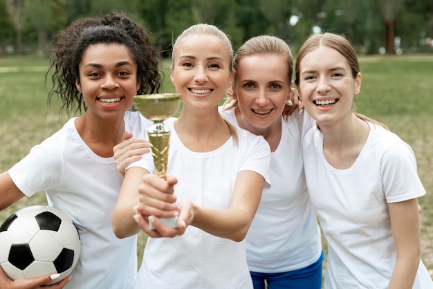 Foto gratuita donne felici con la coppa dei vincitori