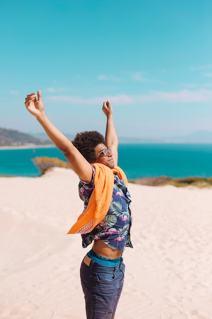 Foto gratuita giovane maschio afroamericano felice che gode della vacanza