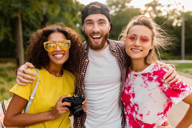 사진 카메라, 남자와 여자가 함께 재미와 함께 공원에서 산책하는 감정적 인 웃는 친구의 행복 젊은 회사