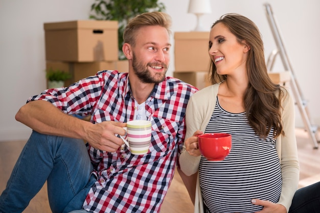 お茶を飲む幸せな若いカップル