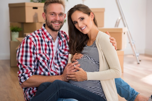 Счастливая молодая пара ожидает своего первого ребенка