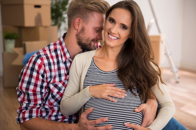 彼らの最初の子供を期待して幸せな若いカップル