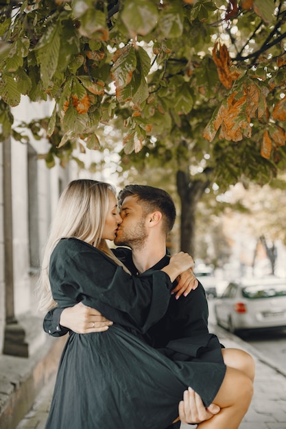 Бесплатное фото Счастливая молодая пара обниматься и целоваться на открытом воздухе