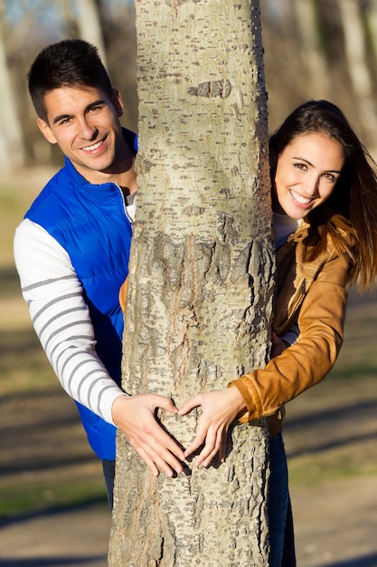 Foto gratuita felice giovane coppia in amore divertirsi nel parco