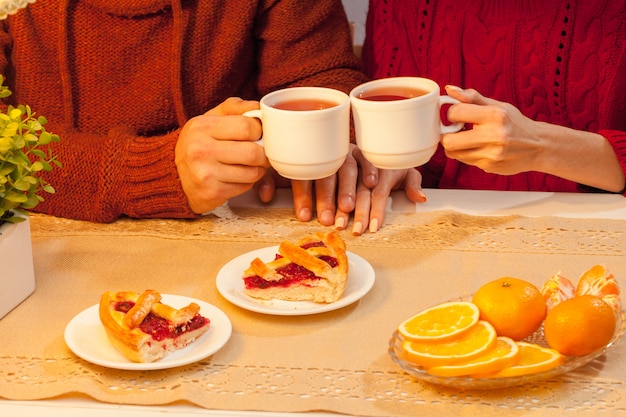 お茶のカップと幸せな若いカップル