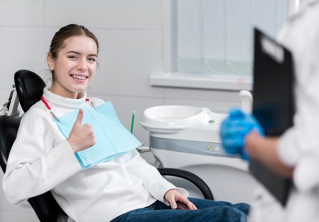 歯医者で幸せな若い女性