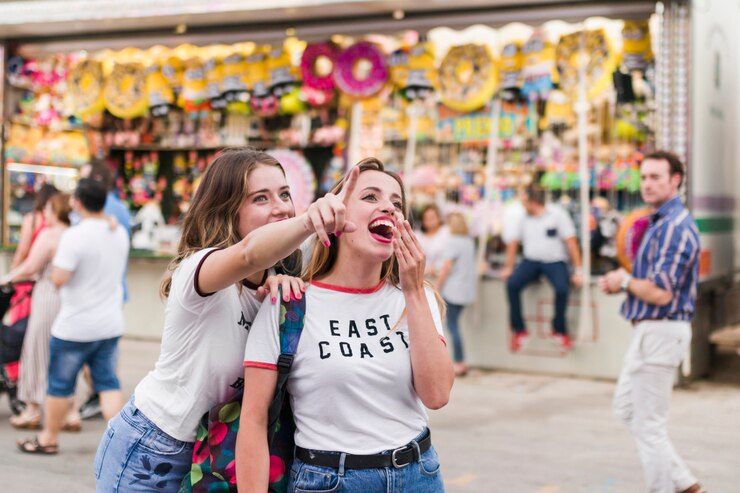 Free Photo happy young friends in the amusement park