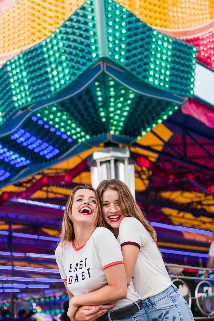 Free Photo happy young friends in the amusement park