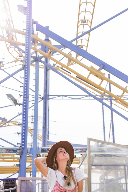 Foto gratuita ragazza felice nel parco di divertimenti