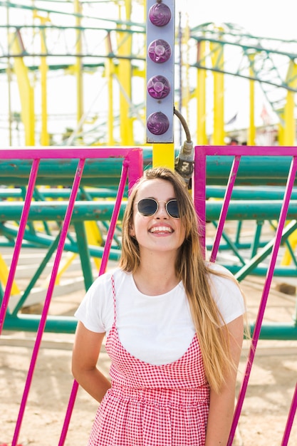 Foto gratuita ragazza felice nel parco di divertimenti