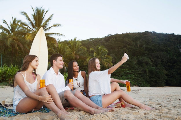 Foto gratuita felici ragazzi che celebrano