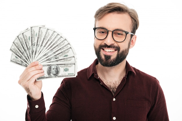 Бесплатное фото Счастливый молодой человек, держащий деньги.