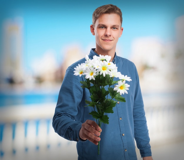 花束と幸せ若い男