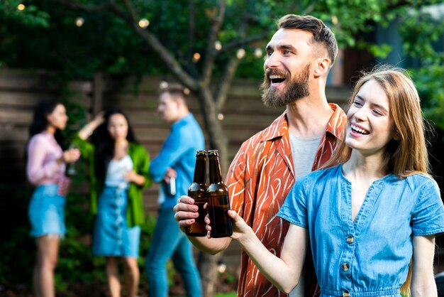 幸せな若い男と女のビールを乾杯