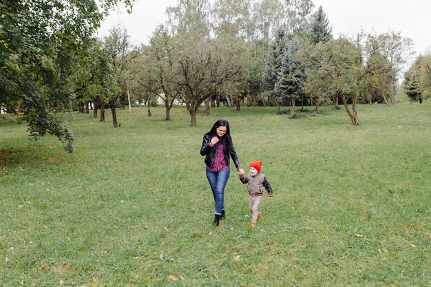 Счастливая молодая мать и ее дочь в парке