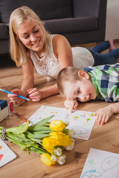 Foto gratuita felice giovane madre guardando suo figlio