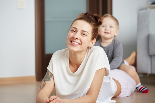 Felice giovane madre con il piccolo figlio a casa