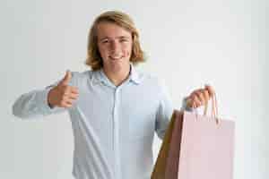 Бесплатное фото Счастливый молодой покупатель удовлетворен скидкой
