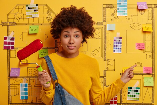 Счастливая молодая женщина-дизайнер, планирующая ремонт современной квартиры