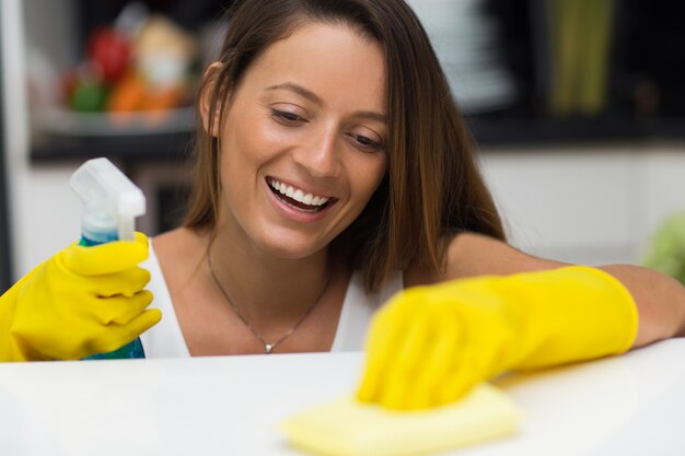 Счастливый молодая женщина, наслаждаясь уборкой