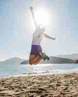 무료 사진 행복 한 젊은 여자 점프