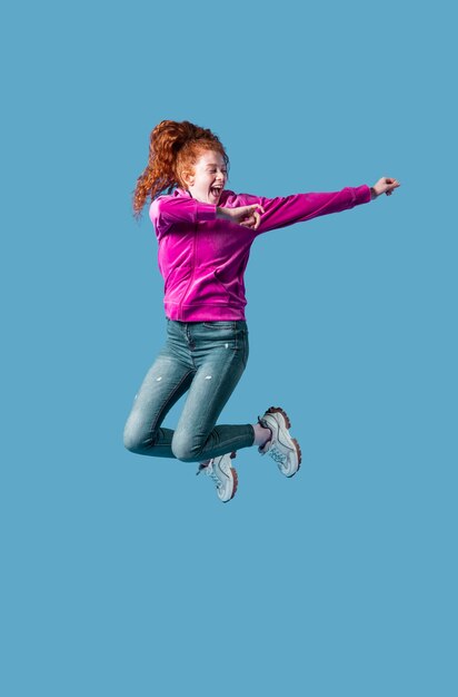 점프하는 행복 한 젊은 여자