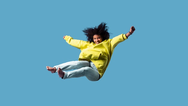 Счастливая молодая женщина прыгает