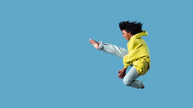 Бесплатное фото Счастливая молодая женщина прыгает